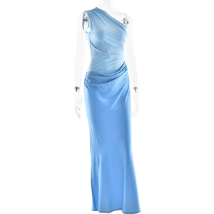 Vue détaillée de la robe longue en satin bleu à une épaule drapée sur un mannequin transparent