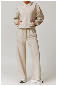 Detailansicht der beigen High-Waist-Jogginghose mit hochwertiger Waffelstrick-Struktur
