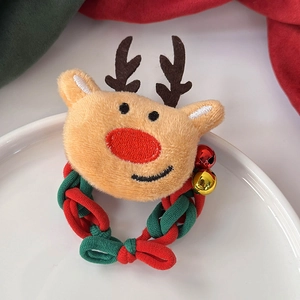 Détail de l'élastique de Noël renne en peluche avec cloches rouges et vertes sur assiette