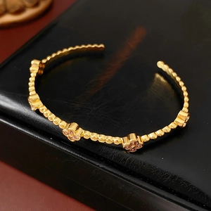 Dettaglio del bracciale a sfere placcato oro 18k con quadrifogli in zircone