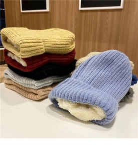 Dettaglio di berretti in maglia vari colori con calda fodera interna in pile bianco