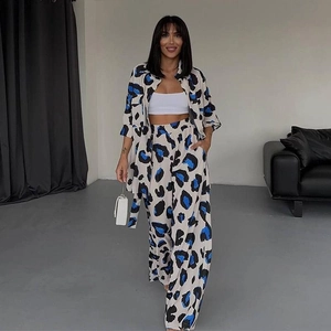 Détail d'un ensemble trois pièces pour femme avec chemise léopard et pantalon large