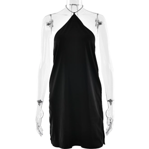 Robe courte élégante en satin noir à licou avec un design dos nu ajusté pour femme