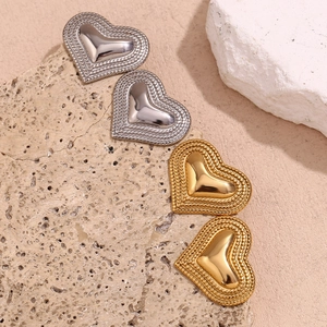 Detail von herzförmigen Ohrsteckern aus 18K Gold und Silber beschichtetem Edelstahl