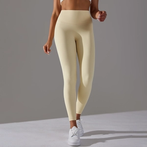 Gros plan détaillé du legging de yoga taille haute jaune crème au tissu mat sans couture