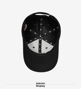 Vista interna dettagliata di un cappellino da baseball nero con fodera logata e cuciture
