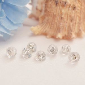 Vue macro de fermoirs de boucles d'oreilles en silicone avec noyau en métal argenté