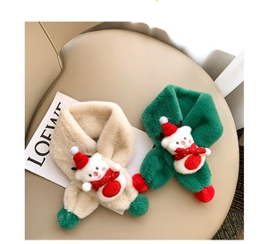 Détail d'écharpes en peluche beige et verte pour enfants avec de petits ornements de Noël