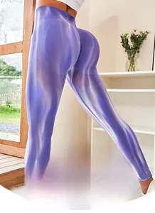 Dettaglio dei pantaloni yoga tie-dye senza cuciture a vita alta con trama viola