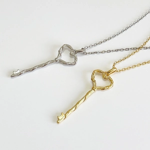 925 Sterling silver necklace with elegant heart-shaped key pendant and twisted texture