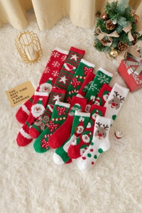 Flachbild von bunten Weihnachts-Korallenvlies-Socken mit Weihnachtsmann-Motiven