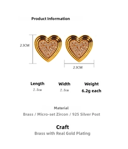 Gros plan des boucles d'oreilles cœur dorées avec micro-pavage en zircons et détails