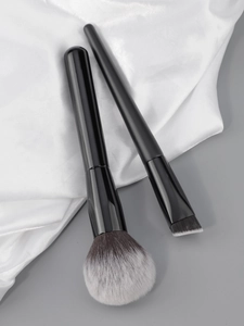 Détail de deux pinceaux de maquillage professionnels avec poils en dégradé sur soie
