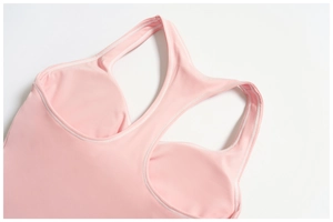 Vue détaillée du débardeur de sport rose dos nageur avec coussinets et coutures fines
