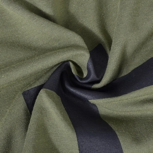 Gros plan du tissu tricoté vert olive avec détails du motif de croix noire