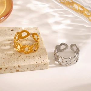 Bagues chaîne en or 18 carats et argent sur pierre pour un look minimaliste chic