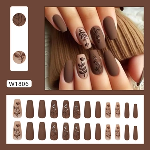 Matte braune Kunstnägel zum Aufkleben mit herbstlichem Blumenmuster im Retro-Stil