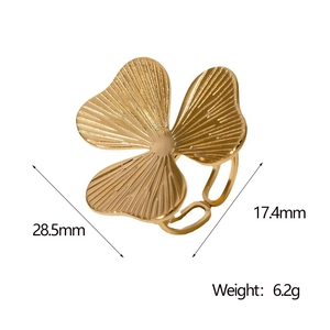Detailed view of golden flower ring with dimensions 28.5mm by 17.4mm and weight 6.2g