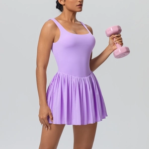 Détail de la robe de sport plissée violette avec larges bretelles pour le tennis