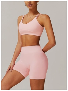 Détail de la brassière de yoga rose et du short côtelé montrant la maille sans couture