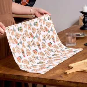 Vintage Lebkuchenmann Weihnachts Tischläufer mit festlichen Motiven auf cremeweißem Stoff