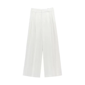 Nahaufnahme einer weißen High-Waist-Hose mit weitem Bein und vertikalen Falten aus leichtem Stoff