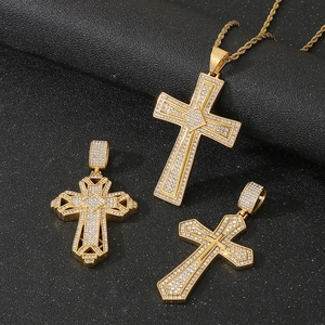 Pendentif croix évidé plaqué or 18k avec zircons et collier à chaîne torsadée hip-hop