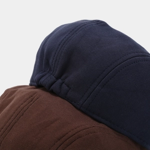 Vue détaillée montrant les coutures et la texture d'un béret en coton tricoté de qualité