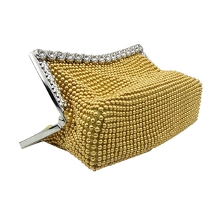 Detail der goldene Abendtasche mit funkelnden Diamanten und edlem Metallrahmen