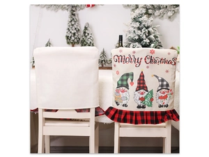 Détail de housses de chaise de Noël avec motifs de nains et bords plissés à carreaux