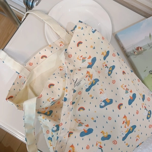 Detail der Canvas-Einkaufstasche mit Stoffetikett und niedlichem Enten-Aufdruck