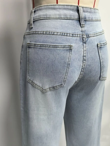 Detailansicht der Gesäßtaschen und des Hüftschnitts dieser hellblauen Denim-Jeans