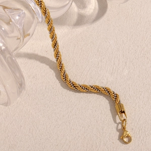 Détail de la chaîne torsadée en or 18 carats et argent avec de fines mailles perlées