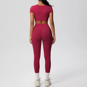 Vue arrière de l'ensemble de yoga rouge foncé avec legging taille haute et haut court
