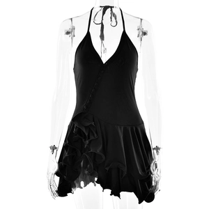 Détail d'une robe noire dos nu avec décolleté en V profond et boutons décoratifs