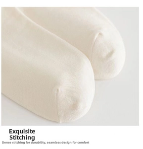 Gros plan macro de la couture sans fil des orteils sur chaussettes en coton blanc cassé