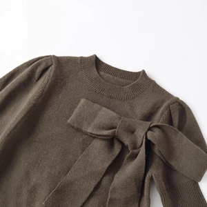 Haut en maille pour femme à manches courtes avec un grand nœud 3D et un col rond côtelé