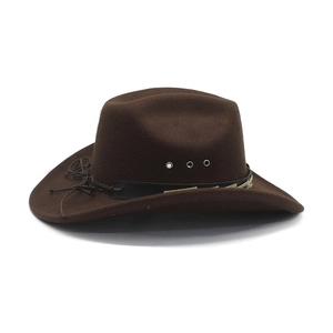 Dettaglio cappello cowboy in feltro marrone con cinturino in pelle e occhielli in metallo