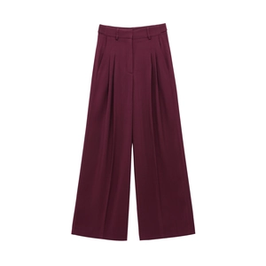 Pantalon femme bordeaux à taille haute et jambes larges avec plis sur fond blanc