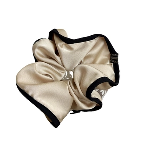 Chouchou géant en satin beige avec bordure noire et style vintage pour femmes