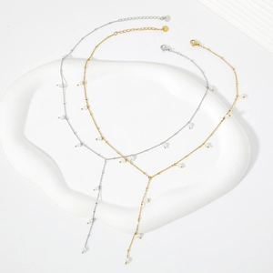 Collier élégant à pampilles en perles en forme de Y en or et argent sur plateau