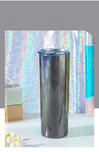 Détail du gobelet mince de 20 oz en finition noir pailleté arc-en-ciel avec couvercle