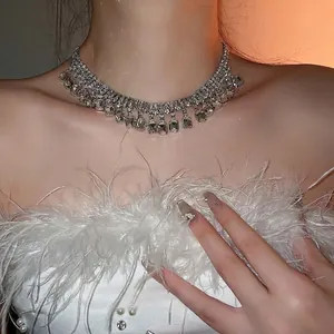 Collier ras du cou argenté avec strass rectangulaires et élégantes franges tombantes