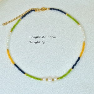 Detail einer bunten Perlenkette mit Perlen, zeigt Länge 36+7.5cm und Gewicht 7g im Detail