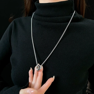 Collier à cercles entrelacés en argent avec détails en émail noir sur col roulé