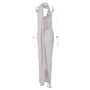 Vue détaillée du dos d'une robe blanche dos nu avec un ornement drapé élégant et long