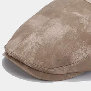 Detailaufnahme der braunen Wildleder-Schirmmütze mit feiner Naht im Vintage-Stil