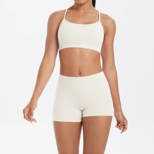 Détail du short de yoga taille haute et de la brassière à bretelles blanc crème