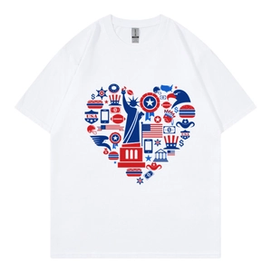 Détail d'un t-shirt blanc en coton avec imprimé graphique USA en forme de cœur rouge et bleu