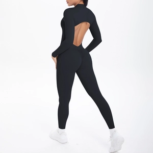 Schwarzer Langarm-Jumpsuit mit Rückenausschnitt und Scrunch-Effekt am Gesäß im Detail